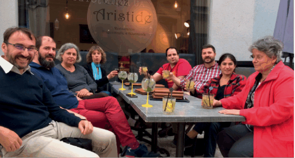 Moment de détente après une journée studieuse. De gauche à droite : Christophe Jacon (Ensemble), Gérald Machabert (Réveil), Corinne Gendreau (Ensemble), Élisabeth Renaud (Le Protestant de l’Ouest), Frédéric Genty (Paroles Protestantes Paris), Nicolas Boutié (Le Cep), Séverine Daudet (Échanges), et Nicole Vernet (Liens Protestants). Un absent sur la photo : Éric Trocmé de Parole Protestante en Basse-Normandie © Philippe Vernet