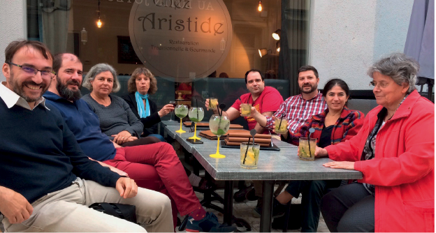 Moment de détente après une journée studieuse. De gauche à droite : Christophe Jacon (Ensemble),Gérald Machabert (Réveil), Corinne Gendreau (Ensemble), Élisabeth Renaud (Le Protestant de l’Ouest), Frédéric Genty (Paroles Protestantes Paris), Nicolas Boutié (Le Cep), Séverine Daudet (Échanges), et Nicole Vernet (Liens Protestants). Un absent sur la photo : Éric Trocmé de Parole Protestante en Basse-Normandie © Philippe Vernet